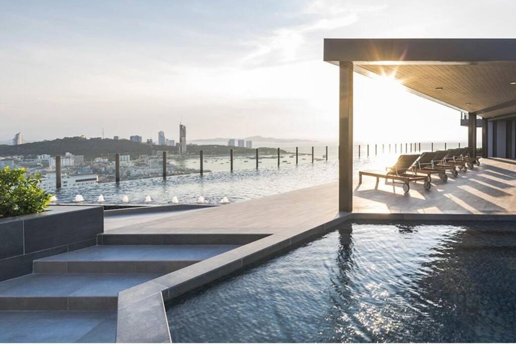 Apartemen The Base Center Of Rooftop Swimming Pool Pattaya