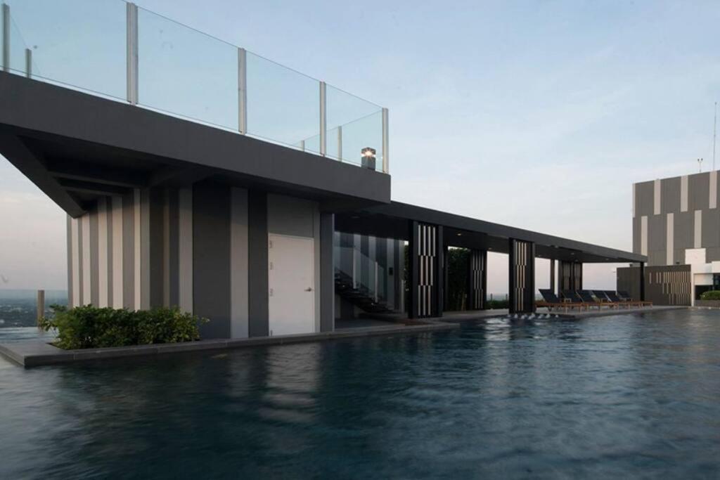 Apartemen The Base Center Of Rooftop Swimming Pool *