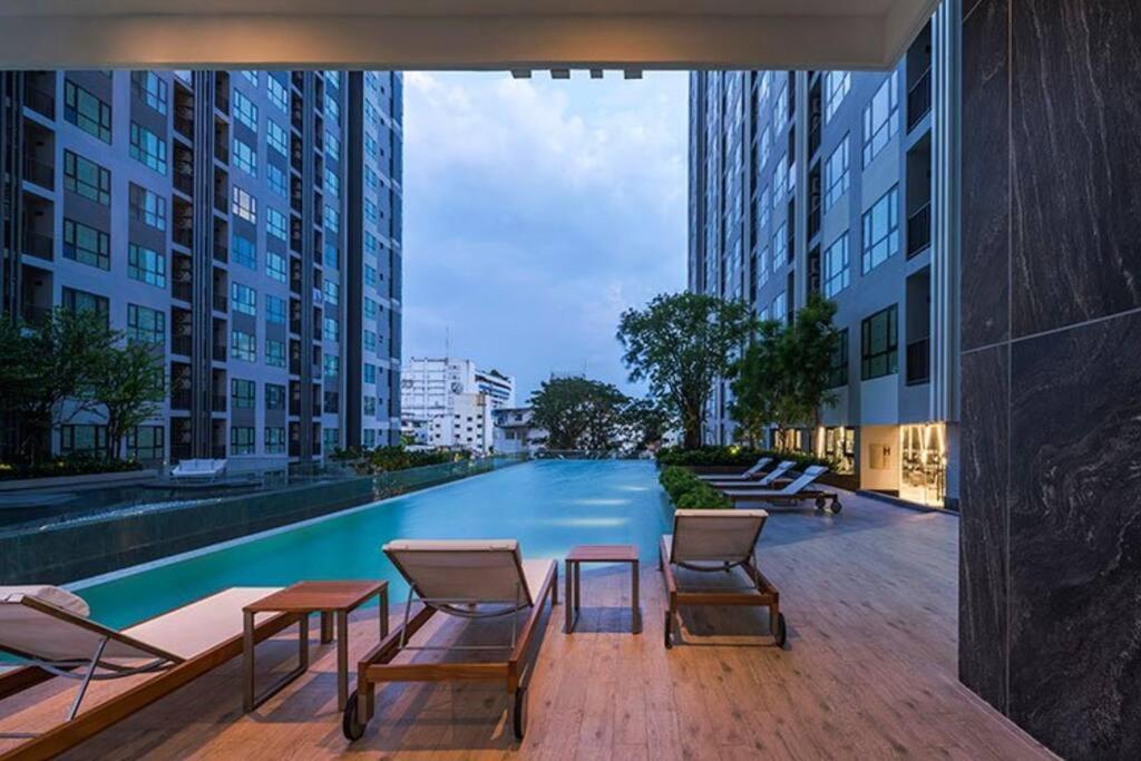 Apartemen The Base Center Of Rooftop Swimming Pool