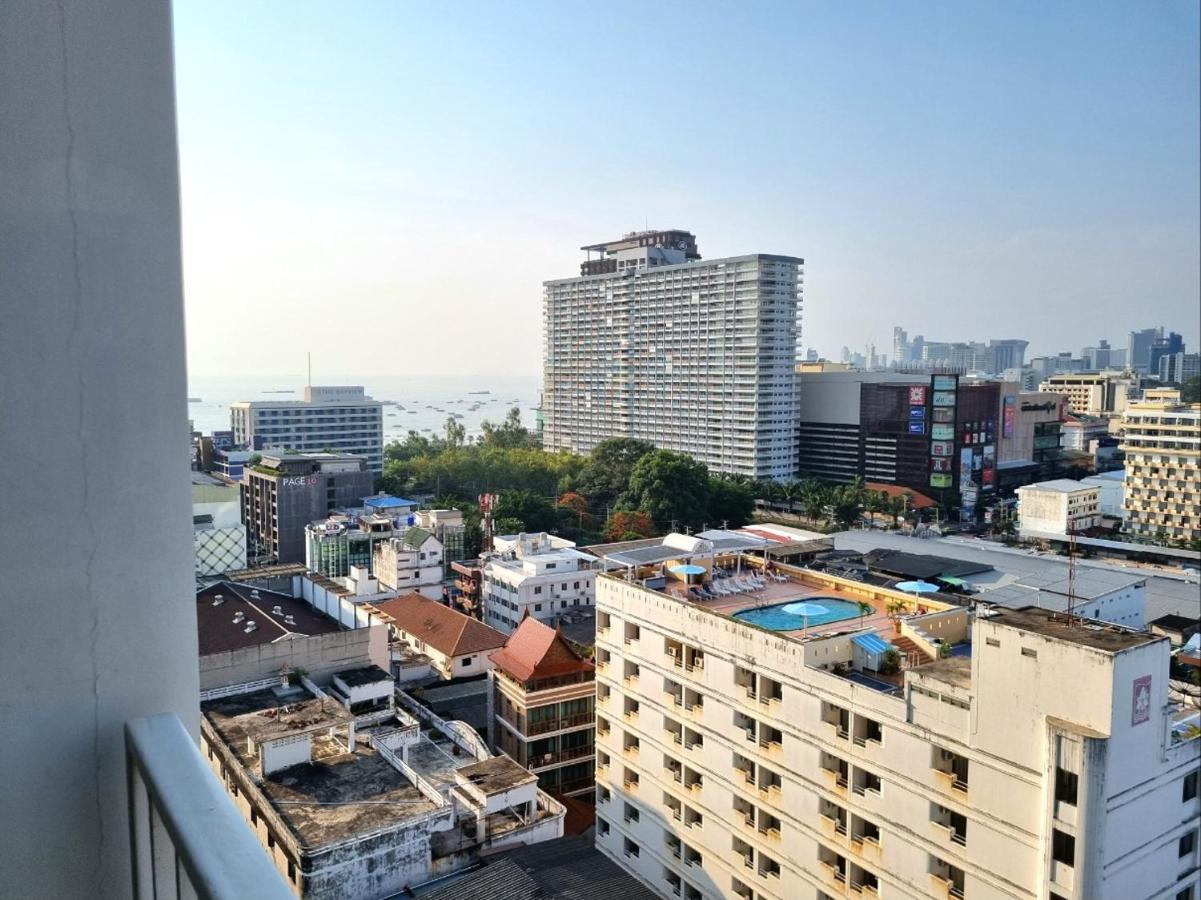 Apartemen The Base Center Of Rooftop Swimming Pool Pattaya