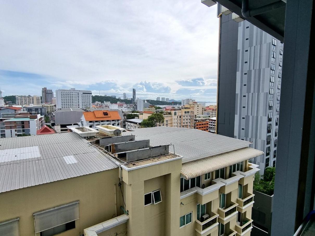 The Base Center Of Rooftop Swimming Pool Apartemen Pattaya