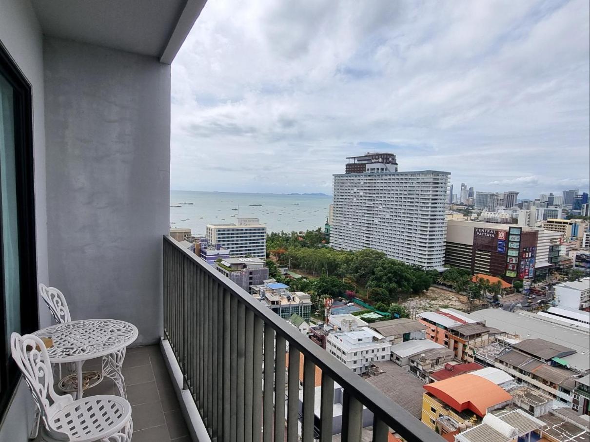 Apartemen The Base Center Of Rooftop Swimming Pool *